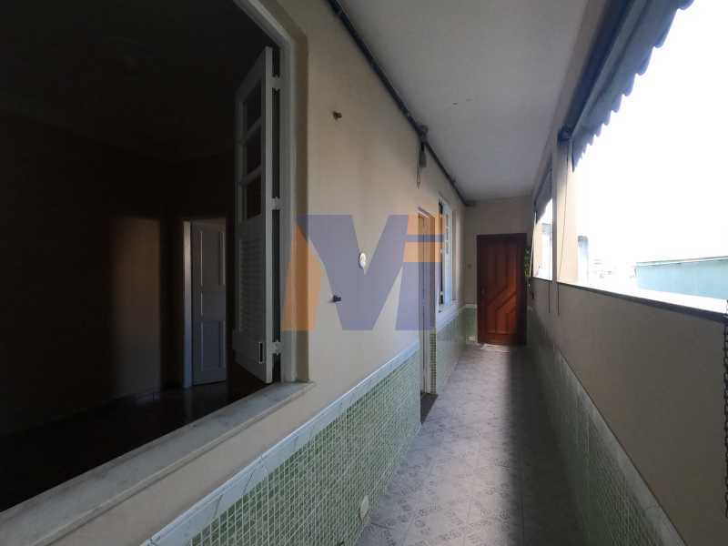 Conheça JANELAS DE MADEIRA PINTADAS do imóvel - Apartamento 1 quarto para alugar Vila da Penha, Rio de Janeiro - R$ 800 - PCAP10028 - 13 JANELAS DE MADEIRA PINTADAS - Apartamento 1 quarto para alugar Vila da Penha, Rio de Janeiro - R$ 800 - PCAP10028 - 13