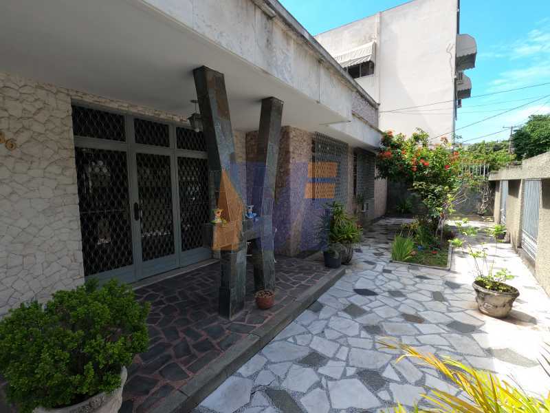 Conheça Varanda e jardim frontal do imóvel - Casa na Penha - PCCA50003 - 1 Varanda e jardim frontal - Casa na Penha - PCCA50003 - 1