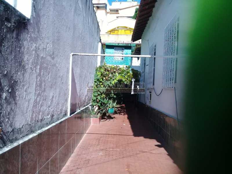 Conheça casa linear, composta de 02 grandes salas, 02 quartos com armários, 01 corredor, cozinha ampla, dependência de emprega externa, pequeno quintal, 03 vagas de garagem escrituradas. Vale a pena visitar. - GICA20006 - 1 casa linear, composta de 02 grandes salas, 02 quartos com armários, 01 corredor, cozinha ampla, dependência de emprega externa, pequeno quintal, 03 vagas de garagem escrituradas. Vale a pena visitar. - GICA20006 - 1
