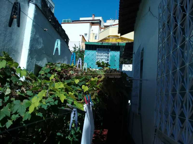 Conheça 14 do imóvel - casa linear, composta de 02 grandes salas, 02 quartos com armários, 01 corredor, cozinha ampla, dependência de emprega externa, pequeno quintal, 03 vagas de garagem escrituradas. Vale a pena visitar. - GICA20006 - 16 14 - casa linear, composta de 02 grandes salas, 02 quartos com armários, 01 corredor, cozinha ampla, dependência de emprega externa, pequeno quintal, 03 vagas de garagem escrituradas. Vale a pena visitar. - GICA20006 - 16