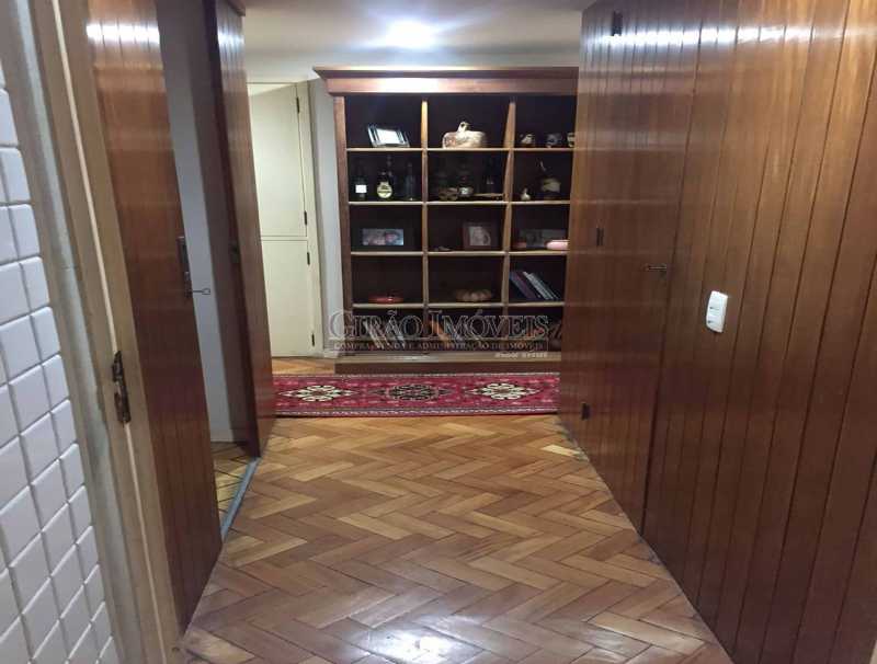 Conheça 11- Corredsocial com armário do imóvel - Apartamento À Venda - Copacabana - Rio de Janeiro - RJ - GIAP30919 - 12 11- Corredsocial com armário - Apartamento À Venda - Copacabana - Rio de Janeiro - RJ - GIAP30919 - 12