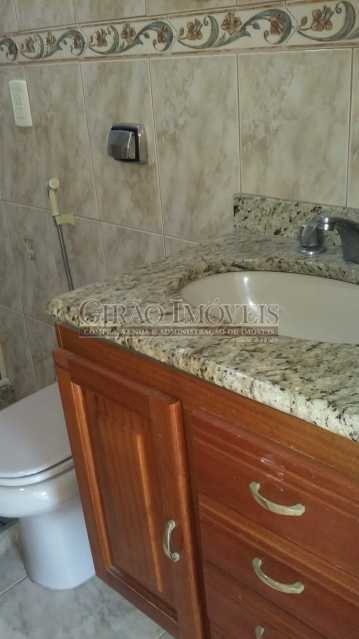 Conheça Banheiro do imóvel - Copacabana, Posto 4 vista parcial mar, próximo metrô, comércio, apartamento reformado, claro, andar alto, arejado, composto de sala, quarto, banheiro com box blindex instalação para máquina de lavar roupas, cozinha cabe geladeira e fogão de 2 bocas. Préd - GIAP10498 - 14 Banheiro - Copacabana, Posto 4 vista parcial mar, próximo metrô, comércio, apartamento reformado, claro, andar alto, arejado, composto de sala, quarto, banheiro com box blindex instalação para máquina de lavar roupas, cozinha cabe geladeira e fogão de 2 bocas. Préd - GIAP10498 - 14