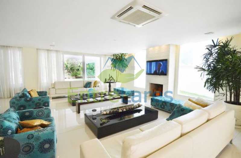 Conheça 17 do imóvel - Estrada da Barra da Tijuca - Condomínio Reserva Itanhangá. Mansão espetacular, Casa com 1.300 metros, 5 suítes com closet, 4 vagas de garagem, boate, piscina, sauna com hidromassagem, riacho. - ILCN50001 - 15 17 - Estrada da Barra da Tijuca - Condomínio Reserva Itanhangá. Mansão espetacular, Casa com 1.300 metros, 5 suítes com closet, 4 vagas de garagem, boate, piscina, sauna com hidromassagem, riacho. - ILCN50001 - 15