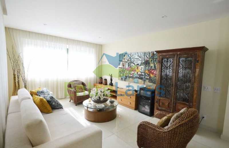 Conheça 18 do imóvel - Estrada da Barra da Tijuca - Condomínio Reserva Itanhangá. Mansão espetacular, Casa com 1.300 metros, 5 suítes com closet, 4 vagas de garagem, boate, piscina, sauna com hidromassagem, riacho. - ILCN50001 - 16 18 - Estrada da Barra da Tijuca - Condomínio Reserva Itanhangá. Mansão espetacular, Casa com 1.300 metros, 5 suítes com closet, 4 vagas de garagem, boate, piscina, sauna com hidromassagem, riacho. - ILCN50001 - 16