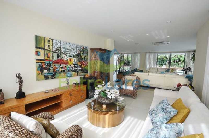 Conheça 22 do imóvel - Estrada da Barra da Tijuca - Condomínio Reserva Itanhangá. Mansão espetacular, Casa com 1.300 metros, 5 suítes com closet, 4 vagas de garagem, boate, piscina, sauna com hidromassagem, riacho. - ILCN50001 - 18 22 - Estrada da Barra da Tijuca - Condomínio Reserva Itanhangá. Mansão espetacular, Casa com 1.300 metros, 5 suítes com closet, 4 vagas de garagem, boate, piscina, sauna com hidromassagem, riacho. - ILCN50001 - 18