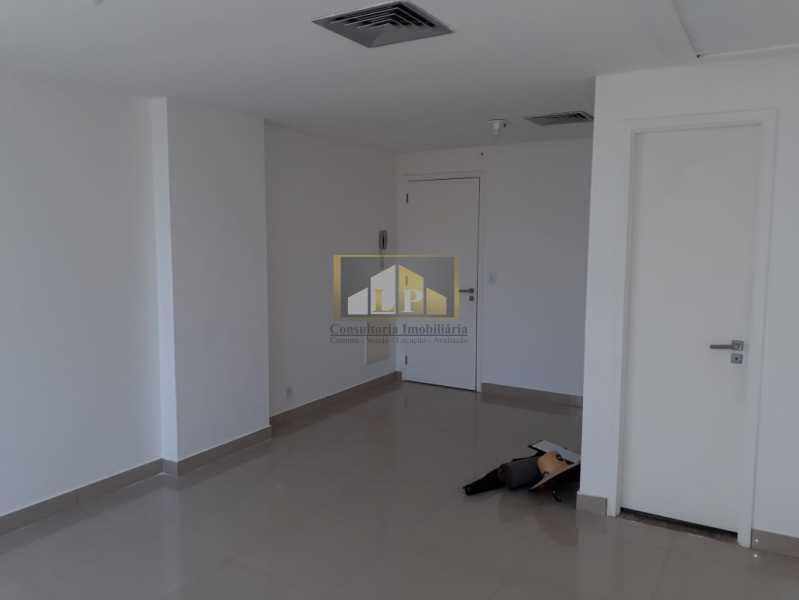 Conheça PHOTO-2019-08-22-10-38-39 do imóvel - Sala Comercial Para Alugar no Condomínio ONE WORLD OFFICES - Jacarepaguá - Rio de Janeiro - RJ - LPSL00083 - 3 PHOTO-2019-08-22-10-38-39 - Sala Comercial Para Alugar no Condomínio ONE WORLD OFFICES - Jacarepaguá - Rio de Janeiro - RJ - LPSL00083 - 3