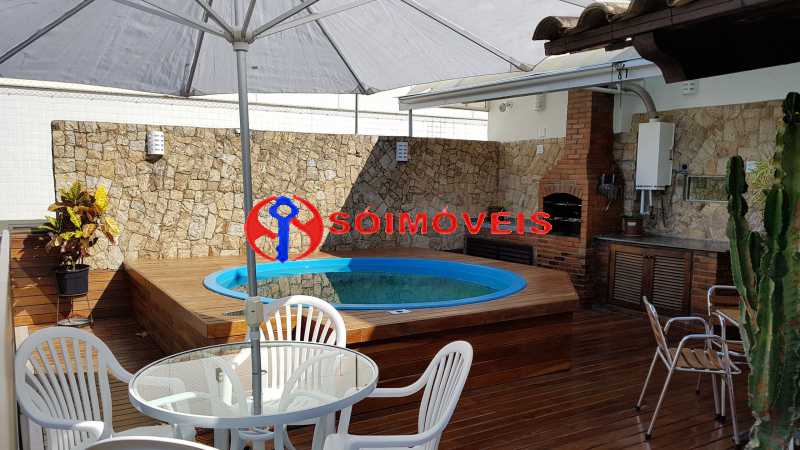 Conheça 1 do imóvel - MARAVILHOSA COBERTURA LINEAR NA BARRA DA TIJUCA COM 301 M², VARANDA, SALÃO, LAVABO, 3 QUARTOS, 2 SUÍTES, DEPENDÊNCIAS COMPLETAS E 2 VAGAS ESCRITURADAS. - LBCO30263 - 1 1 - MARAVILHOSA COBERTURA LINEAR NA BARRA DA TIJUCA COM 301 M², VARANDA, SALÃO, LAVABO, 3 QUARTOS, 2 SUÍTES, DEPENDÊNCIAS COMPLETAS E 2 VAGAS ESCRITURADAS. - LBCO30263 - 1