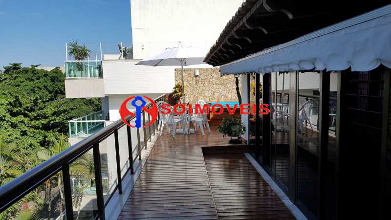 Conheça 4 do imóvel - MARAVILHOSA COBERTURA LINEAR NA BARRA DA TIJUCA COM 301 M², VARANDA, SALÃO, LAVABO, 3 QUARTOS, 2 SUÍTES, DEPENDÊNCIAS COMPLETAS E 2 VAGAS ESCRITURADAS. - LBCO30263 - 5 4 - MARAVILHOSA COBERTURA LINEAR NA BARRA DA TIJUCA COM 301 M², VARANDA, SALÃO, LAVABO, 3 QUARTOS, 2 SUÍTES, DEPENDÊNCIAS COMPLETAS E 2 VAGAS ESCRITURADAS. - LBCO30263 - 5