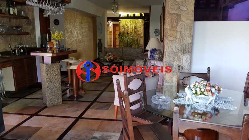 Conheça 8 do imóvel - MARAVILHOSA COBERTURA LINEAR NA BARRA DA TIJUCA COM 301 M², VARANDA, SALÃO, LAVABO, 3 QUARTOS, 2 SUÍTES, DEPENDÊNCIAS COMPLETAS E 2 VAGAS ESCRITURADAS. - LBCO30263 - 9 8 - MARAVILHOSA COBERTURA LINEAR NA BARRA DA TIJUCA COM 301 M², VARANDA, SALÃO, LAVABO, 3 QUARTOS, 2 SUÍTES, DEPENDÊNCIAS COMPLETAS E 2 VAGAS ESCRITURADAS. - LBCO30263 - 9