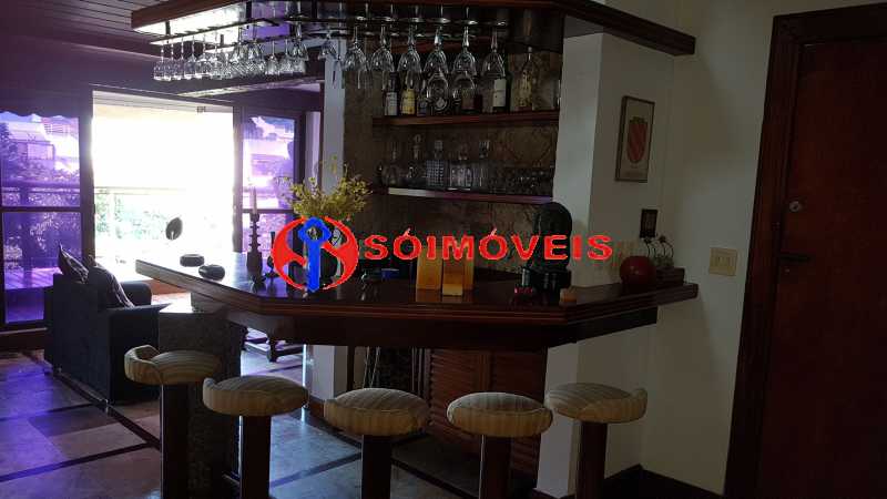 Conheça 14 do imóvel - MARAVILHOSA COBERTURA LINEAR NA BARRA DA TIJUCA COM 301 M², VARANDA, SALÃO, LAVABO, 3 QUARTOS, 2 SUÍTES, DEPENDÊNCIAS COMPLETAS E 2 VAGAS ESCRITURADAS. - LBCO30263 - 15 14 - MARAVILHOSA COBERTURA LINEAR NA BARRA DA TIJUCA COM 301 M², VARANDA, SALÃO, LAVABO, 3 QUARTOS, 2 SUÍTES, DEPENDÊNCIAS COMPLETAS E 2 VAGAS ESCRITURADAS. - LBCO30263 - 15