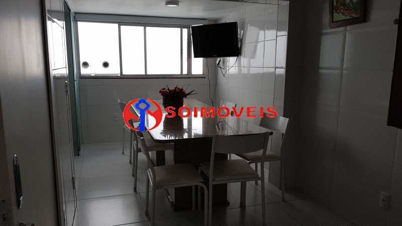 Conheça 25 do imóvel - MARAVILHOSA COBERTURA LINEAR NA BARRA DA TIJUCA COM 301 M², VARANDA, SALÃO, LAVABO, 3 QUARTOS, 2 SUÍTES, DEPENDÊNCIAS COMPLETAS E 2 VAGAS ESCRITURADAS. - LBCO30263 - 26 25 - MARAVILHOSA COBERTURA LINEAR NA BARRA DA TIJUCA COM 301 M², VARANDA, SALÃO, LAVABO, 3 QUARTOS, 2 SUÍTES, DEPENDÊNCIAS COMPLETAS E 2 VAGAS ESCRITURADAS. - LBCO30263 - 26