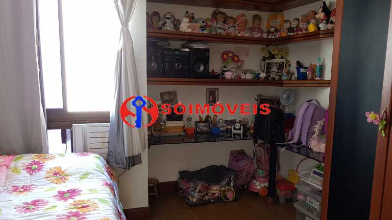 Conheça 17 do imóvel - MARAVILHOSA COBERTURA LINEAR NA BARRA DA TIJUCA COM 301 M², VARANDA, SALÃO, LAVABO, 3 QUARTOS, 2 SUÍTES, DEPENDÊNCIAS COMPLETAS E 2 VAGAS ESCRITURADAS. - LBCO30263 - 18 17 - MARAVILHOSA COBERTURA LINEAR NA BARRA DA TIJUCA COM 301 M², VARANDA, SALÃO, LAVABO, 3 QUARTOS, 2 SUÍTES, DEPENDÊNCIAS COMPLETAS E 2 VAGAS ESCRITURADAS. - LBCO30263 - 18