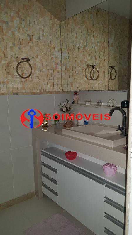 Conheça 24 do imóvel - MARAVILHOSA COBERTURA LINEAR NA BARRA DA TIJUCA COM 301 M², VARANDA, SALÃO, LAVABO, 3 QUARTOS, 2 SUÍTES, DEPENDÊNCIAS COMPLETAS E 2 VAGAS ESCRITURADAS. - LBCO30263 - 25 24 - MARAVILHOSA COBERTURA LINEAR NA BARRA DA TIJUCA COM 301 M², VARANDA, SALÃO, LAVABO, 3 QUARTOS, 2 SUÍTES, DEPENDÊNCIAS COMPLETAS E 2 VAGAS ESCRITURADAS. - LBCO30263 - 25