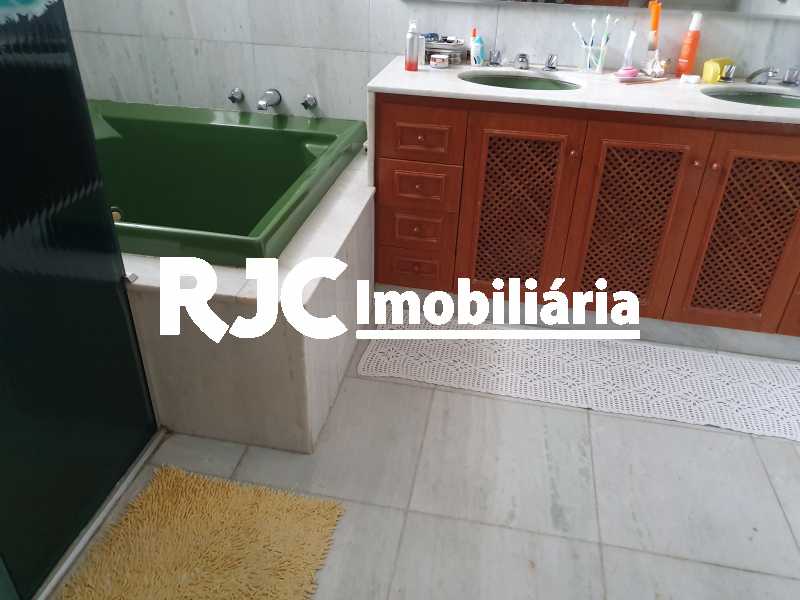 Conheça 25 banheiro suite mas do imóvel - Casa 5 quartos à venda Grajaú, Rio de Janeiro - R$ 1.680.000 - MBCA50078 - 19 25 banheiro suite mas - Casa 5 quartos à venda Grajaú, Rio de Janeiro - R$ 1.680.000 - MBCA50078 - 19