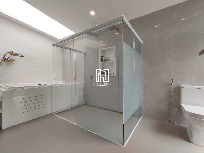 Banheiro Suíte master - Casa a venda em condomínio fechado no Itanhangá, uma obra de arte projetada por renomado arquiteto. - GHCN50039 - 28