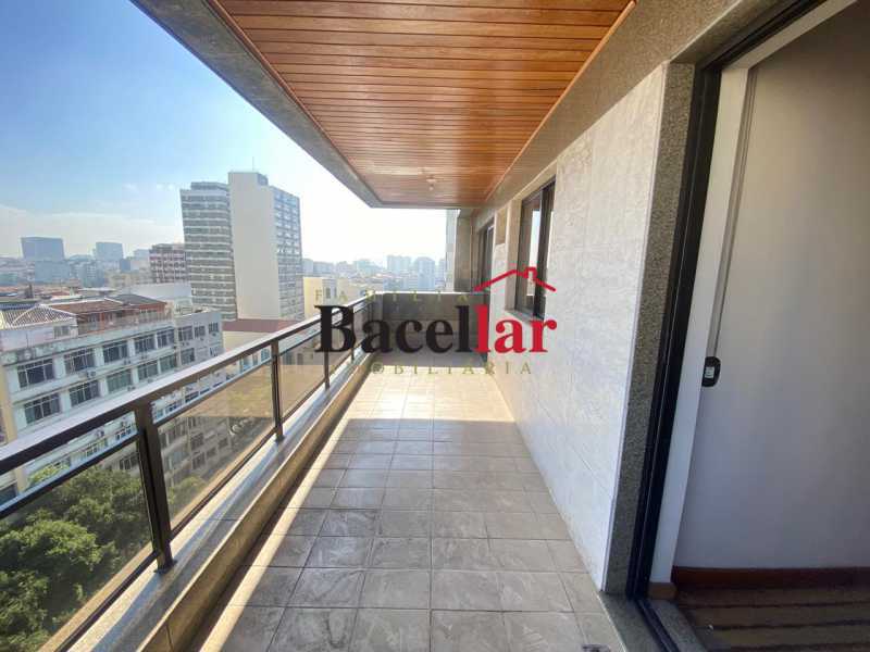 Cobertura, 3 quartos, 215 m² - Foto 2