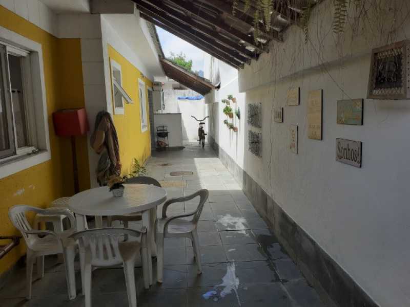 Casa de Condomínio à venda com 4 quartos, 180m² - Foto 2