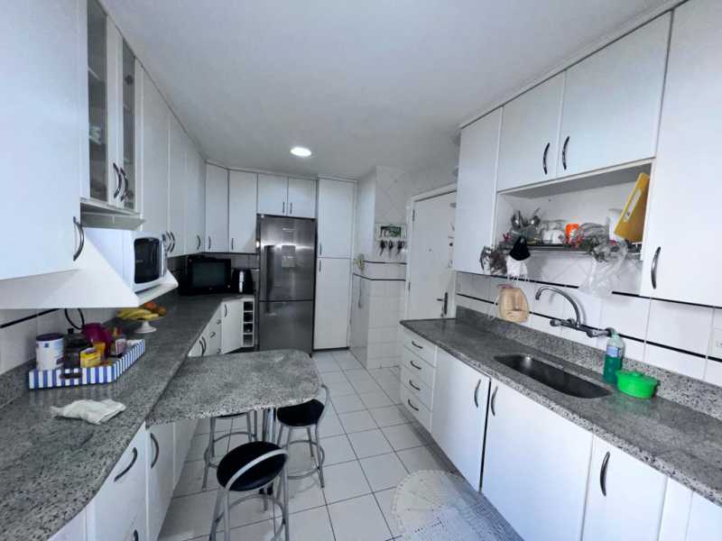 Apartamento à venda com 3 quartos, 188m² - Foto 10