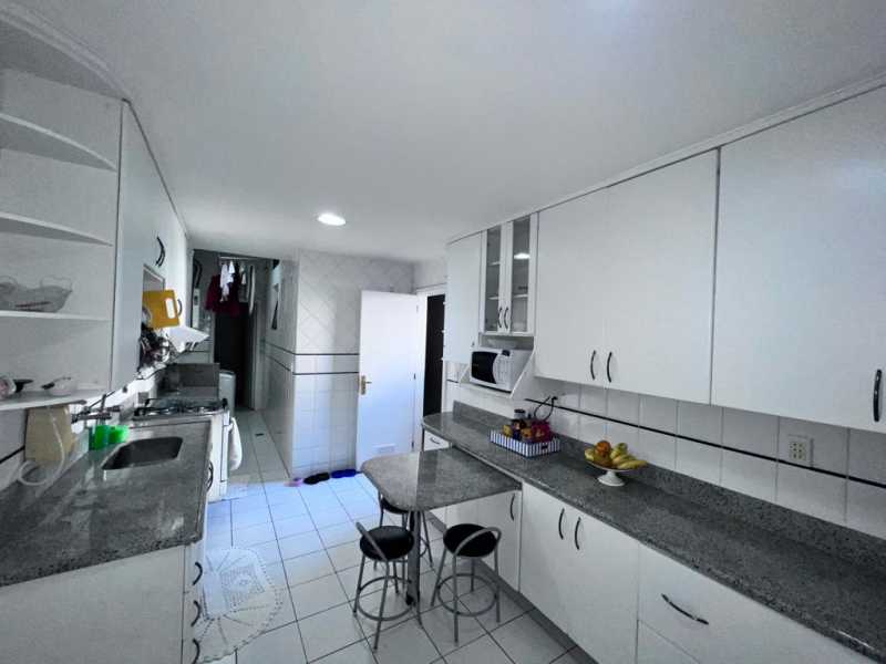 Apartamento à venda com 3 quartos, 188m² - Foto 12