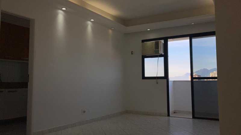 Apartamento à venda com 2 quartos, 75m² - Foto 4