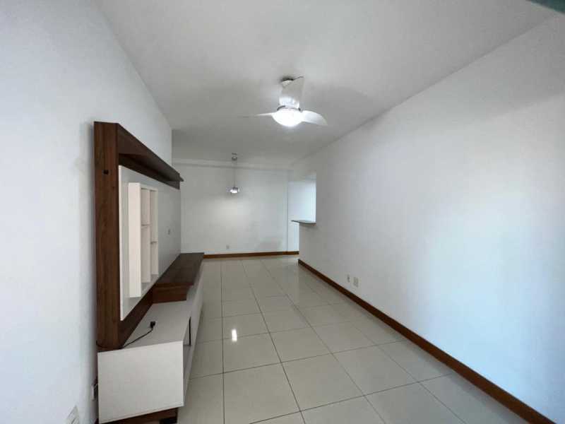 Apartamento à venda com 2 quartos, 70m² - Foto 2