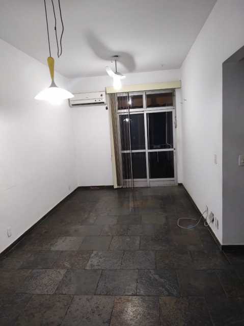 Apartamento à venda com 2 quartos, 75m² - Foto 2