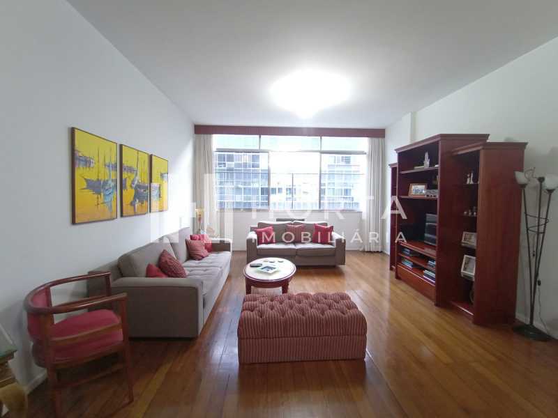 Apartamento à venda com 3 quartos, 206m² - Foto 2