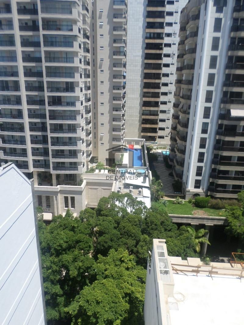 Apartamento à venda com 3 quartos, 150m² - Foto 2