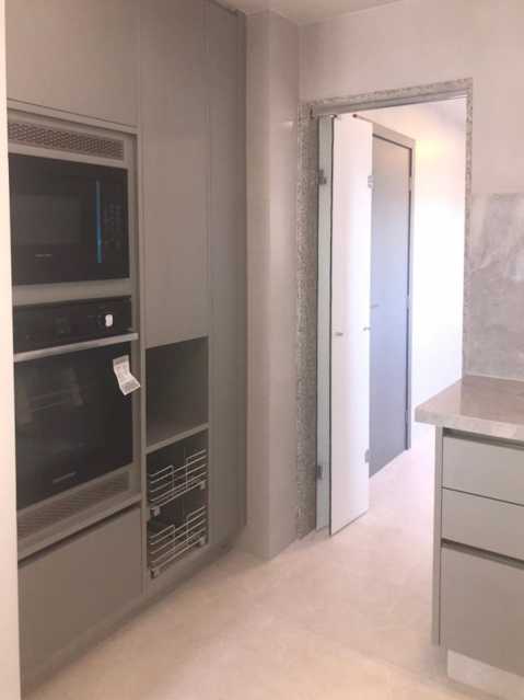 Apartamento à venda com 3 quartos, 234m² - Foto 11