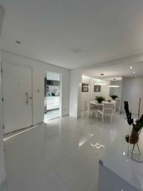 Apartamento à venda com 2 quartos, 70m² - Foto 2