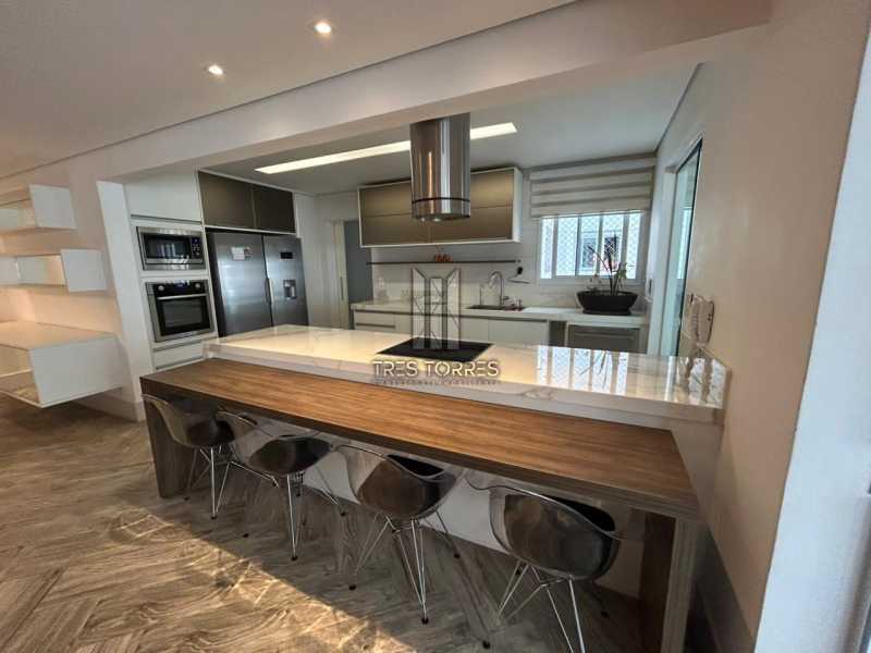 Apartamento à venda com 3 quartos, 198m² - Foto 2