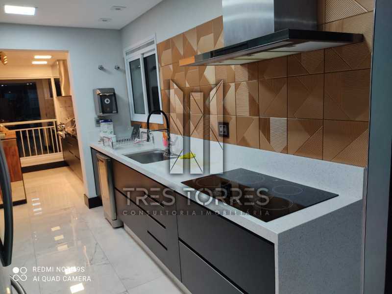 Apartamento à venda com 3 quartos, 198m² - Foto 2