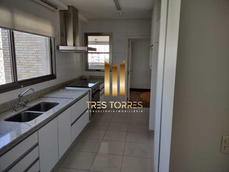 Apartamento à venda com 3 quartos, 215m² - Foto 23