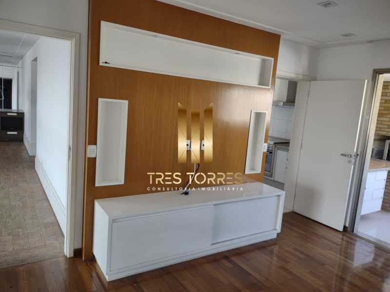 Apartamento à venda com 3 quartos, 215m² - Foto 4