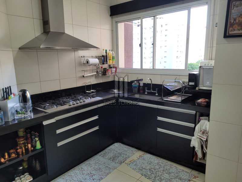 Apartamento à venda com 3 quartos, 156m² - Foto 9