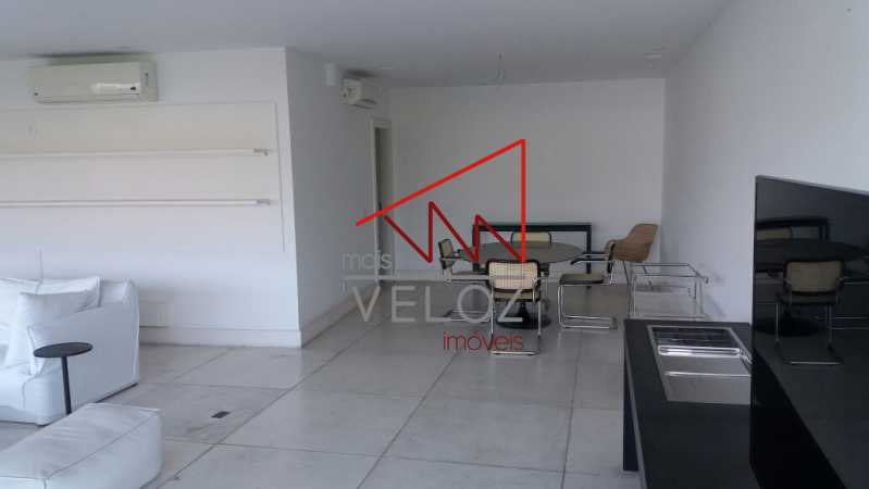 Apartamento à venda com 3 quartos, 240m² - Foto 4