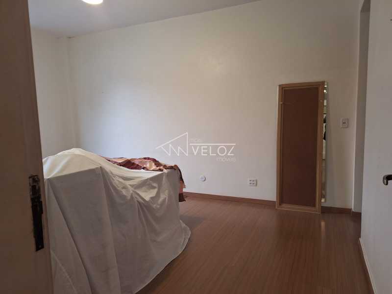 Apartamento à venda com 3 quartos, 225m² - Foto 2