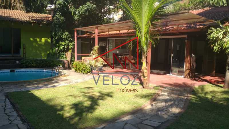 Casa à venda com 5 quartos, 250m² - Foto 1