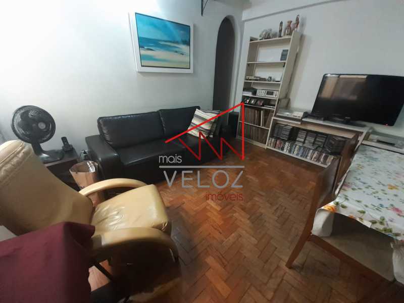 Apartamento à venda com 2 quartos, 70m² - Foto 2