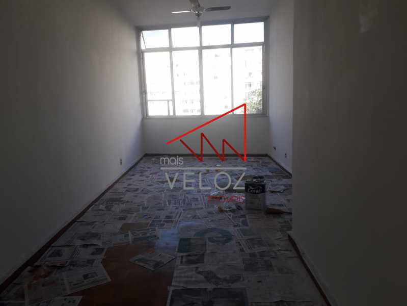 Apartamento à venda com 2 quartos, 75m² - Foto 2