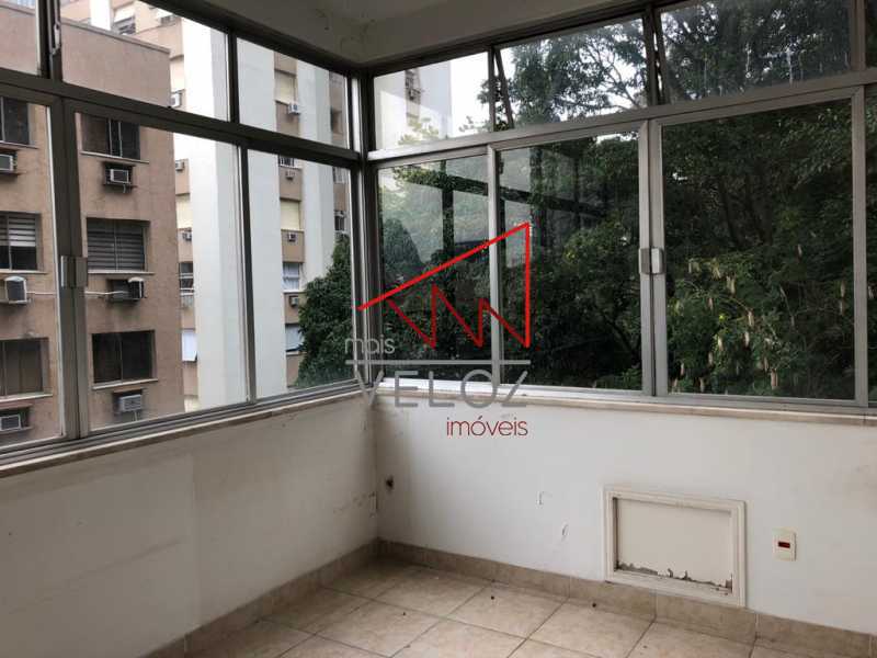 Apartamento à venda com 3 quartos, 210m² - Foto 2