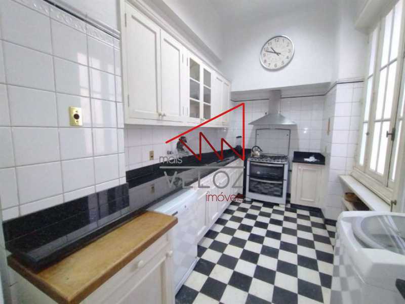 Apartamento à venda com 4 quartos, 233m² - Foto 2