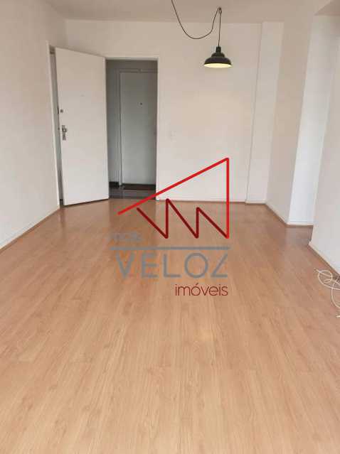 Apartamento à venda com 2 quartos, 70m² - Foto 2