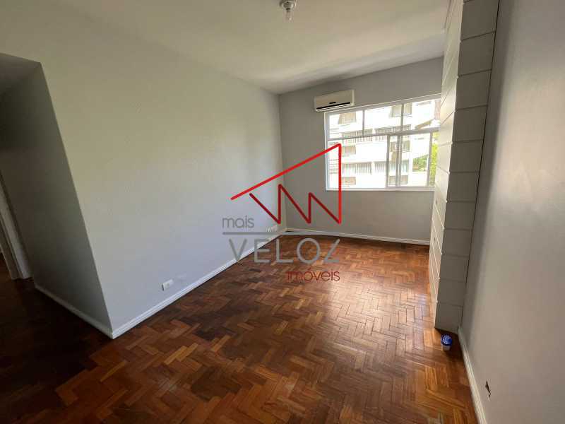 Apartamento à venda com 2 quartos, 70m² - Foto 2