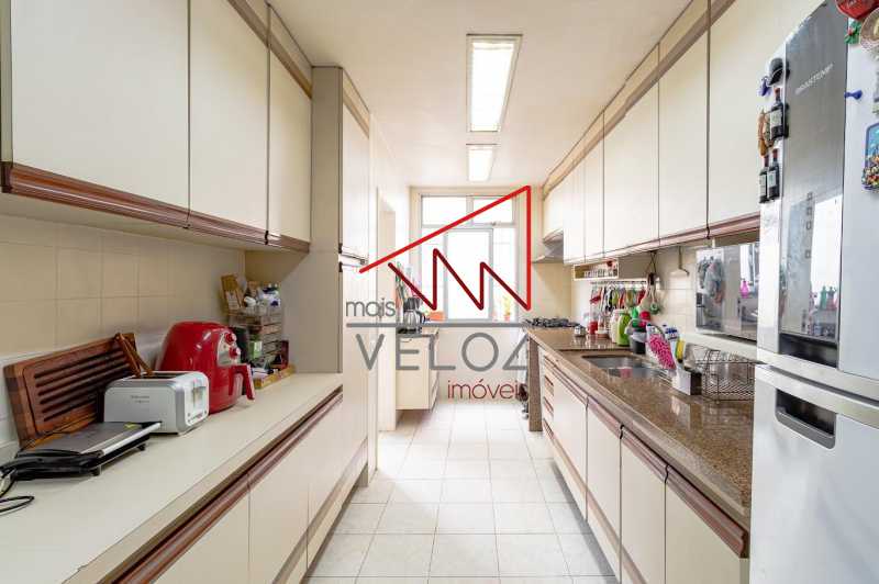 Apartamento à venda com 4 quartos, 229m² - Foto 2