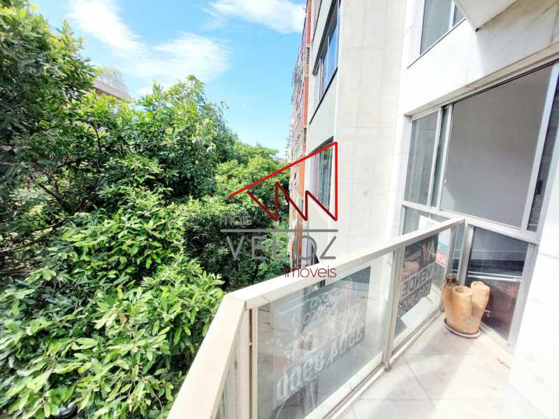 Apartamento à venda com 3 quartos, 150m² - Foto 2