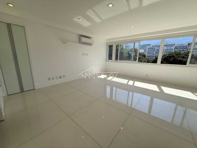 Apartamento à venda com 3 quartos, 150m² - Foto 2