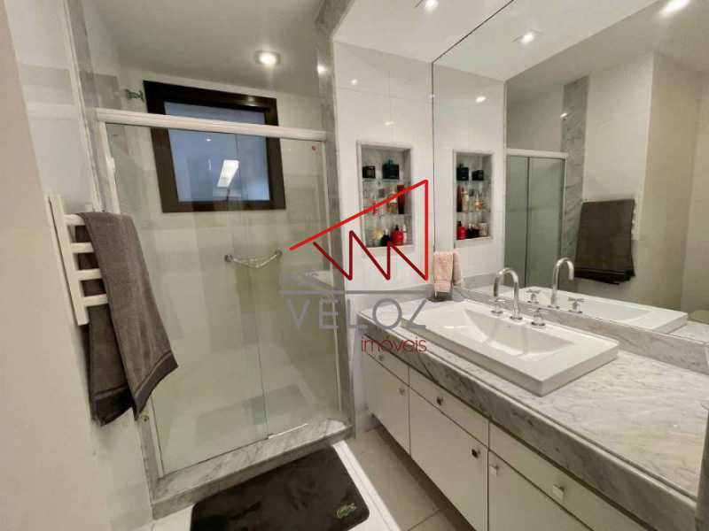 Apartamento à venda com 3 quartos, 227m² - Foto 2