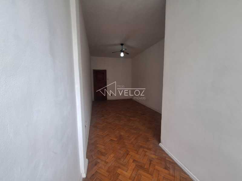 Apartamento à venda com 2 quartos, 64m² - Foto 2