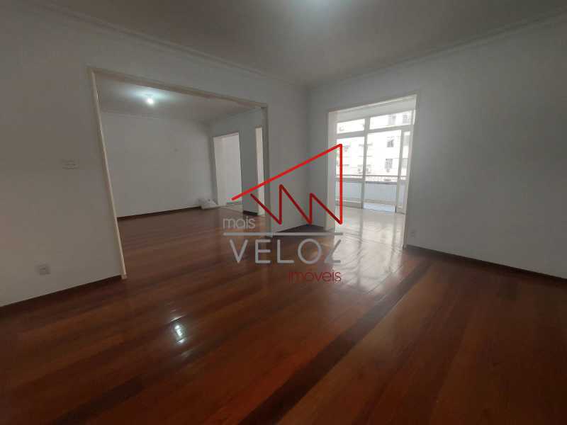 Apartamento à venda com 3 quartos, 218m² - Foto 2